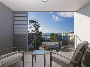 Unit 301 'The Shoal' 6-8 Bullecourt Street - Air con, walking to local shops & beach